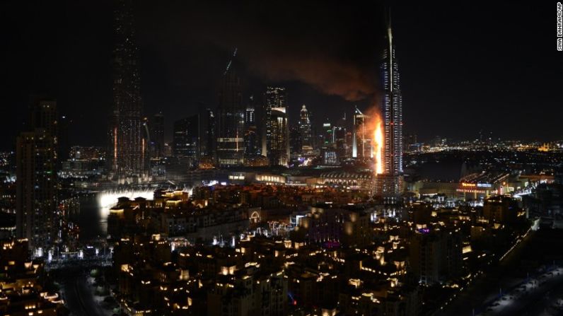 Un incendio se produjo en el centro de Dubai en el hotel de lujo Address Hotel. Se registraron múltiples explosiones en el hotel.