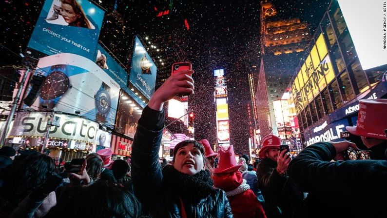 El mundo despide el Año Viejo entre fiestas y fuegos artificiales.