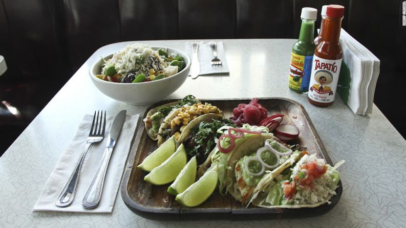 La Esquina está de moda. Ahí se sirve buena comida mexicana.