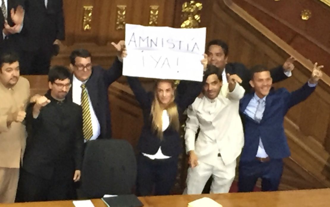 Lilian Tintori sostiene un letrero que dice "Amnistía Ya", pidiendo la liberación de los llamados presos políticos.