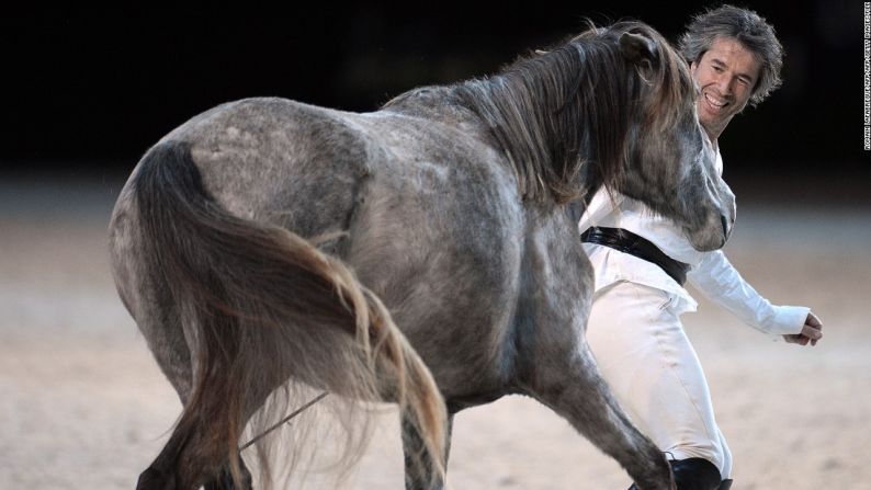 Pignon ha llevado su espectáculo a todas partes del mundo, presentándose en Europa, Medio Oriente, Extremo Oriente y África. En esta fotografía, el 'jockey' se presenta con sus caballos en la ceremonia inaugural de las finales de salto y doma de la Copa del Mundo de Salto Ecuestre de 2014 en Chassieu, Francia.