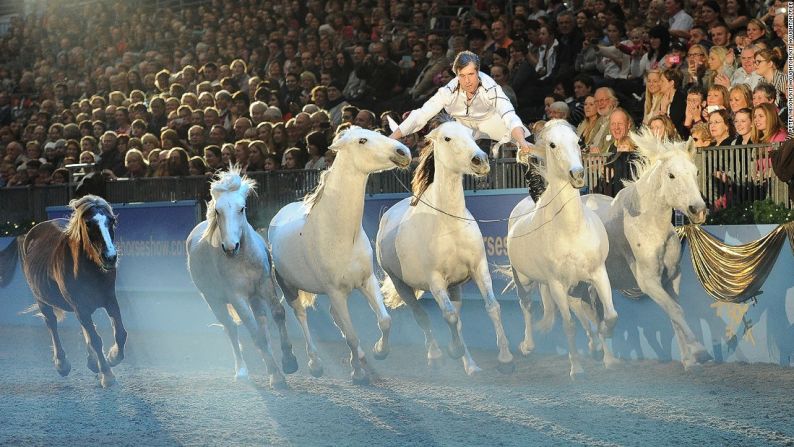 Te presentamos al increíblemente talentoso Jean-François Pignon: un hombre que puede montar dos caballos al mismo tiempo.