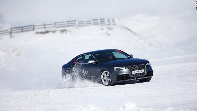 Audi Ice Experience (Nueva Zelanda) – Audi, por supuesto, fue pionero en la tecnología de tracción total del consumidor con su sistema Quattro que fue introducido en 1980, como pueden dar fe muchas victorias de rally. Su programa en Nueva Zelanda es uno de los más exóticos que se ofrecen. Aprende cómo hacer la maniobra "dog bone" y más en un campo de hielo privado en el Southern Hemisphere Proving Grounds.