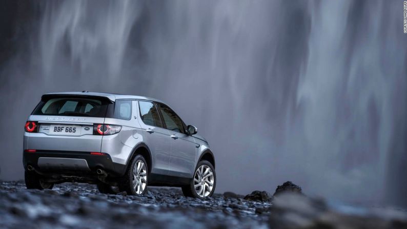 Land Rover Island Adventure – Land Rover se ha asociado con los expertos de viaje, Abercrombie & Kent, para ofrecer una aventura adecuada para el nuevo Discovery Sport en Islandia. La verdadera acción de conducción invernal tiene lugar en el histórico Parque Nacional Thingvellir, completo con glaciares y la aurora boreal, seguido por una noche en la ciudad de Reikiavik.