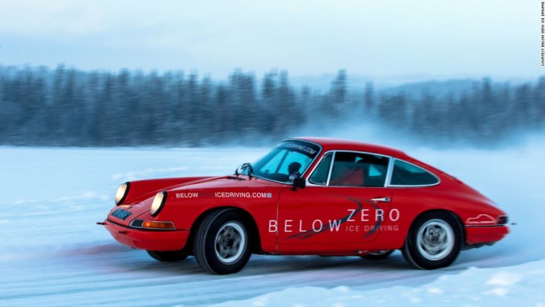 Below Zero Ice Driving (Suecia) – Si los autos Porsche clásicos son más tu estilo, Below Zero Ice Driving es la respuesta. Los modelos 911 de rally de época que han sido adaptados especialmente para un curso de conducción te ofrecen una emoción más visceral que los autos casi autónomos de hoy. Below Zero reclama ser el único operador de conducción sobre hielo que utiliza exclusivamente autos de competencia.