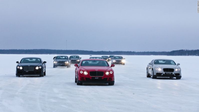 Bentley Power On Ice (Finlandia) – Es seguro asumir que el todoterreno más poderoso, lujoso y exclusivo del mundo, no se queda atrás en la nieve, sino que los entusiastas de Bentley tienen la oportunidad de descubrirlo y comprobarlo en el evento Power On Ice de la marca en Finlandia. El nuevo Bentayga con un precio desde los 229.000 dólares, se une al Continental GT y al Flying Spur de tracción total en el fastuoso evento que también cuenta con un bar de hielo y un poco de tiempo de sauna.