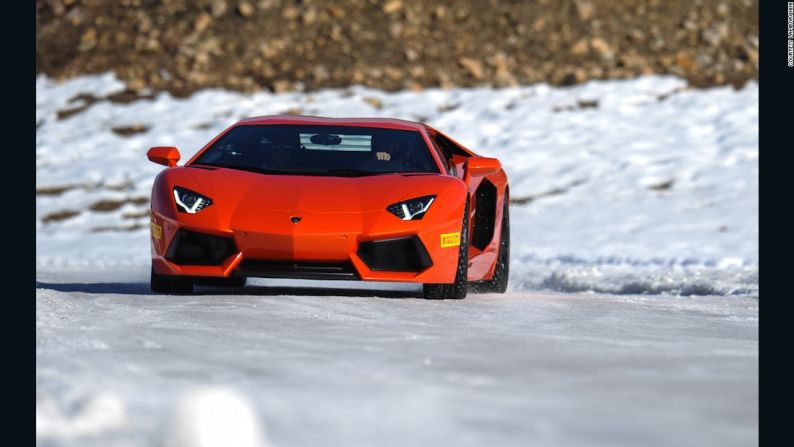 Lamborghini Winter Accademia (Aspen e Italia) – Puede ser que no te des cuenta de que muchos autos Lamborghini cuentan con sistemas de tracción total, y que están tan cómodos sobre un lago congelado como sobre una pista de carreras. Aún así, existe algo tan extravagante al conducir uno de ellos en la nieve que esto seguramente te hará sentir como un agente secreto. Elige entre los programas en Aspen o en Italia con dos niveles de capacitación.