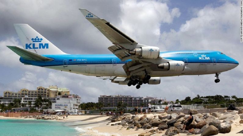 La compañía holandesa KLM es la aerolínea más antigua del mundo, ya que fue fundada en 1919, y es considerada como una de las más seguras de Europa. Su red con sede en Ámsterdam maneja a 20 millones de pasajeros cada año.