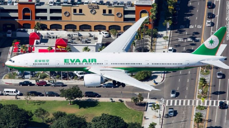 EVA Air — EVA Air de Taiwán también tiene un premio de siete estrellas. El sistema de clasificación de AirlineRatings.com toma en cuenta las auditorías de los organismos gubernamentales y de las asociaciones principales, además de las auditorias del gobierno y registros de fatalidades de las aerolíneas.