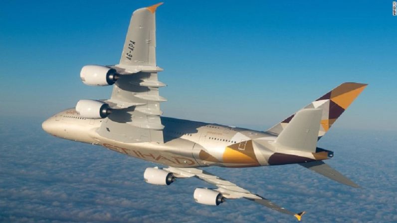 Etihad Airways — Con sede en los EAU, Etihad es otra compañía que compite por la clientela en el mercado del transporte aéreo de alta categoría. Además de sus servicios de clase estándar, Etihad ofrece servicios a bordo de conserjería y permite que los viajeros compren diamantes u obras de arte a un poco más de 9.000 metros de altura.