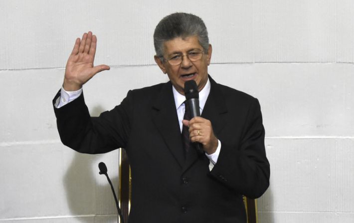 Por primera vez en 16 años, la oposición venezolana tiene mayoría en la asamblea que tradicionalmente ha estado dominada por diputados oficialistas. En la foto, Henry Ramos Allup jura como presidente del parlamento.