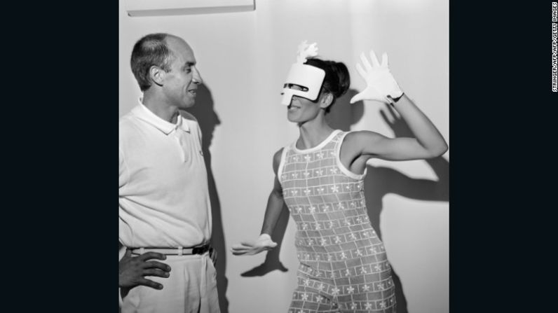 André Courrèges – "Desde el principio siempre tuve la impresión de que [André Courrèges] estaba iniciando una revolución". André Courrèges con una modelo luciendo uno de sus diseños de Alta Costura Otoño-Invierno 1967.