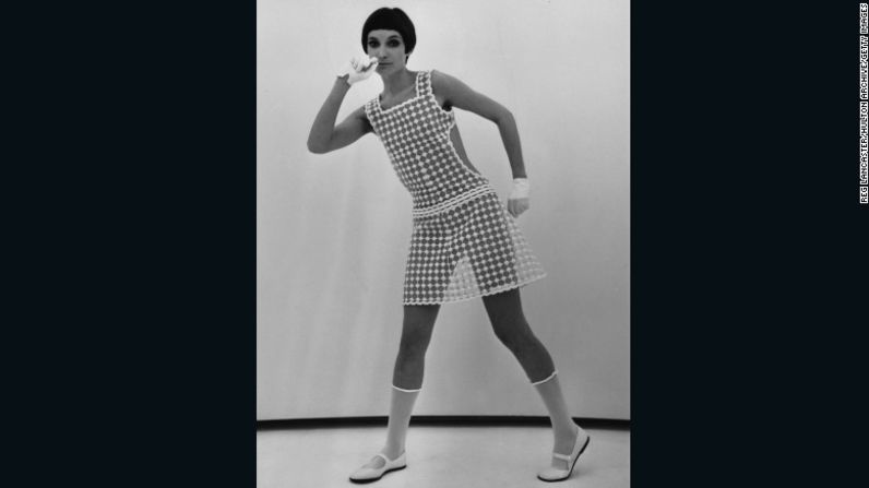 André Courrèges – "Él en realidad estaba vistiendo a la mujer real de la década de 1960, una mujer moderna que conducía, en lugar de sorber cócteles en casa". Una modelo luce una prenda de André Courrèges, 1967.