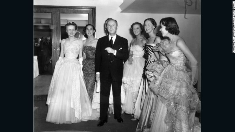 Christian Dior – El modisto Christian Dior provocó un frenesí internacional en 1947 cuando introdujo el "New Look", una silueta de reloj de arena que hizo todo menos desaparecer de la moda durante la Segunda Guerra Mundial. Christian Dior con modelos en el Hotel Savoy de Londres, 1950.