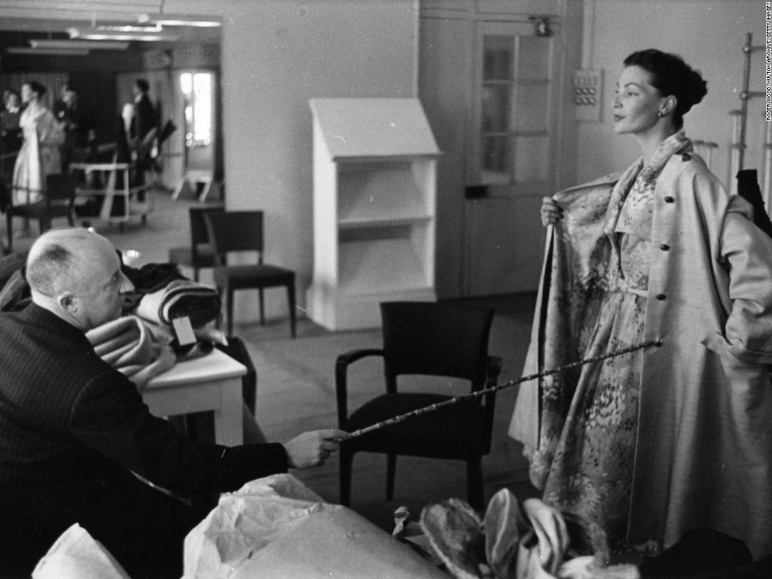 En el estudio con Christian Dior, 1952.