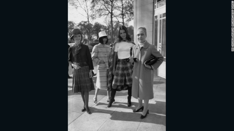 Madame Grès – "Madame Grès tenía una maravillosa casa de alta costura, Grès, y trabajaba en su propio universo". Madame Grès con modelos fuera del Hotel Dorchester de Londres, 1971.