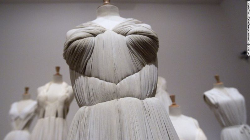 Madame Grès – "Puesto que originalmente era una escultora, sus vestidos plisados de tejido de punto se veían como si hubieran sido arrancados de la antigua Grecia". Un vestido de Madame Gres de 1952 expuesto en el Museo Bourdelle de París, 2011.