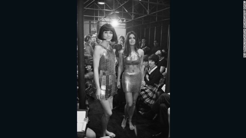 "Estaba en todas partes, lo usaban todas las cantantes importantes de música yé-yé –las chicas del rock and roll de Francia–, Brigitte Bardot y Barbarella también vestían Paco Rabanne". Modelos lucen vestidos de noche de Paco Rabanne, 1967.