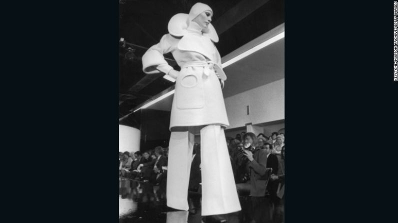 Pierre Cardin – "Yo siempre admiré a Cardin porque me parecía un gran empresario. Él era tan libre cuando hacía esos diseños geométricos, algunas veces abstractos, que eran como arquitectura, carrera que él había estudiado antes de entrar a la moda". Una modelo camina en la pasarela en Pierre Cardin, 1972.