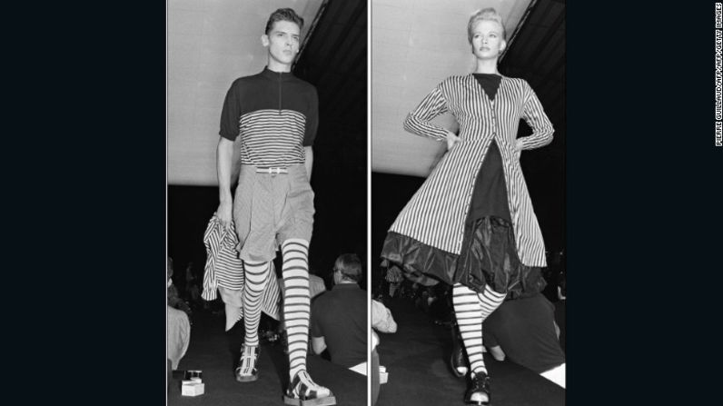 Jean Paul Gaultier – Después de trabajar en Pierre Cardin y Jean Patou, Gaultier fundó su propio sello en 1976. Sus colecciones a menudo hacen referencia a la androginia, el punk y la historia francesa, y además equilibran de manera impecable el humor y la artesanía. "Siempre he tratado de ser sincero y traspasar los límites de la misma manera que los anteriores", dice Gaultier. "Decidí que cuando creara mi propia colección, quería traspasar los límites de lo que es bello y lo que no lo es". Modelos caminan en la pasarela Primavera-Verano 1987 de Jean Paul Gaultier, 1986.