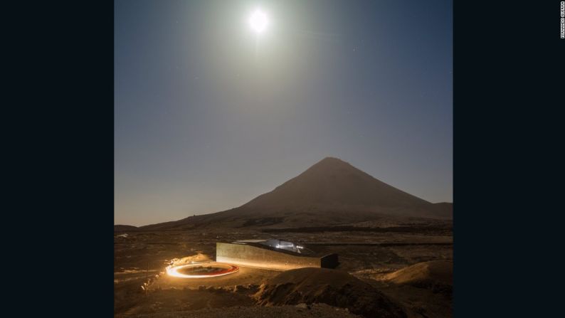 Fernando Guerra/OTO Arquitectos - "Las fotos que realmente atesoro, las que más me gustan", continúa Guerra, "son las que se encargan del momento único, las que no pueden repetirse en el tiempo. Si pueden repetirse, no me siento muy satisfecho con eso".