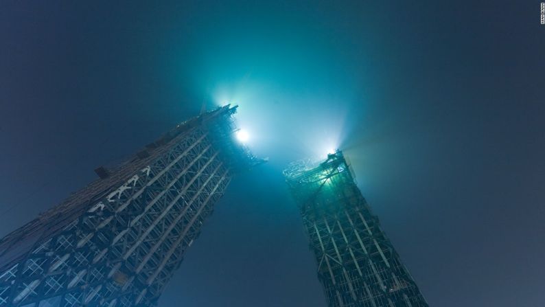 Iwan Baan/Rem Koolhaas y Ole Scheeren - Otro proyecto importante es la torre de CCTV en Beijing por Iwan Baan/Rem Koolhaas y Ole Scheeren - Otro proyecto importante es la torre de CCTV en Beijing por Rem Koolhaas y Ole Scheeren, la cual ha estado en curso desde hace una década. Aquí Baan captura las dos torres inclinadas, poco antes de que se conectaran en el 2007.