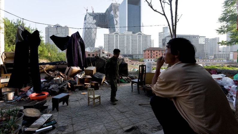 Iwan Baan - La colección de imágenes de Baan cubre tanto al edificio como a la comunidad de los trabajadores que viven en el lugar. "Mi misión no solo es darle un vistazo a la construcción y a la arquitectura", dice Baan, "sino un vistazo al mundo que lo rodea".