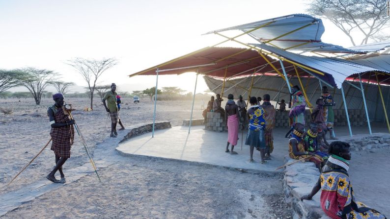 Iwan Baan/unidad MIT de José Selgas - Una clínica en Kenia, construida por los estudiantes en la unidad MIT (Instituto de Tecnología de Massachusetts ) de José Selgas, combinó materiales de origen local y diseño inusual para una estructura que no solo es muy funcional sino que también es hermosa. La estrategia era crear una arquitectura personalizada y sensitiva de un kit de piezas de construcción comunes que integran formas y métodos de la arquitectura vernácula de Turkana.