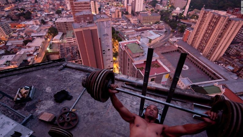 Iwan Baan - La Torre de David, un rascacielos de 45 pisos en el corazón de Caracas, Venezuela, fue conocido como el barrio bajo más alto del mundo. Alrededor de 750 familias viven de forma ilegal dentro del sitio de construcción de la torre no terminada, construyendo sus propios apartamentos y gimnasio con materiales encontrados. Baan ganó un León de Oro en la Bienal de Arquitectura de Venecia del 2012 por su serie.