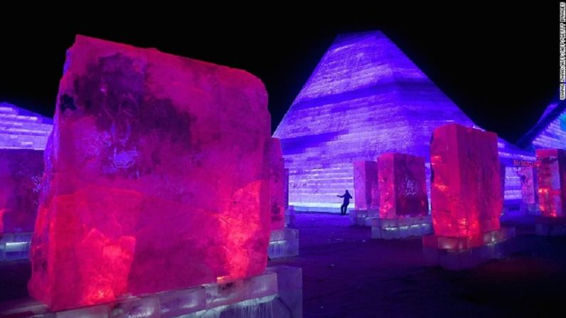 País de las maravillas de invierno – El mejor momento para asistir al festival es en la noche, cuando las esculturas son iluminadas desde adentro con luces LED.