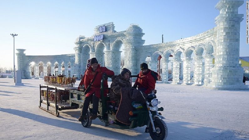 Puesto de bocadillos – La gastronomía y la arquitectura de Harbin son influenciadas fuertemente por su cercanía con Rusia, lo cual convierte al festival en una atracción popular para los turistas rusos.