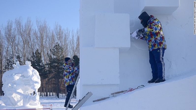 El proceso de construcción – La creación de las magníficas esculturas de hielo del festival requirieron más de 330.000 metros cúbicos de hielo y nieve, según un informe publicado en los medios chinos.