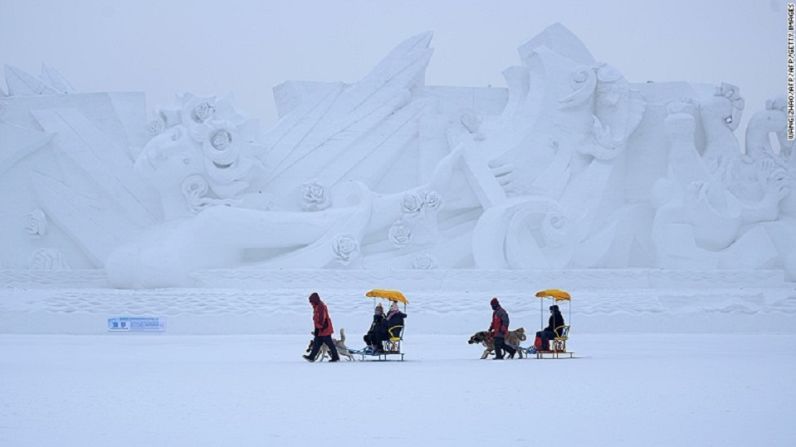 Exposición artística de esculturas de nieve – El tema del festival de este año es "Perla sobre la corona de hielo y nieve". Otro aspecto destacado del evento es la Exposición Artística de Esculturas de Nieve, la cual muestra creaciones elaboradas hechas por artistas locales e internacionales.