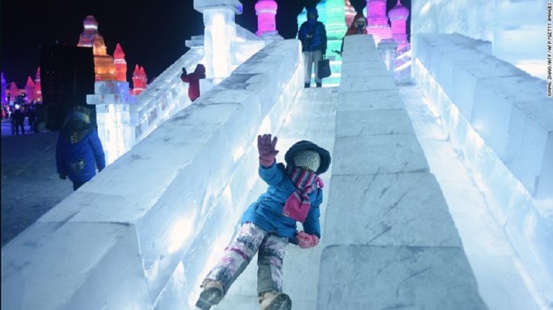 Emociones de invierno – Es mucho más lo que se puede hacer aparte de tomar fotos. Las actividades del festival incluyen recorridos en trineo, patinaje e incluso toboganes hechos de hielo.