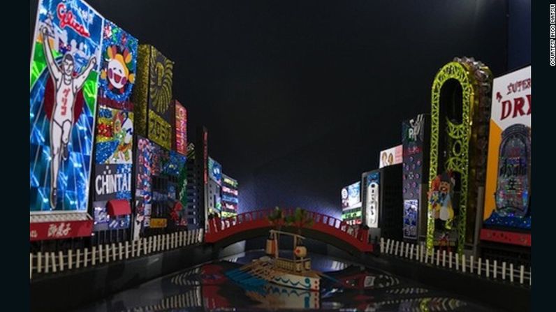 "Osaka" - Matsui nació en Osaka y sintió que recrear la ciudad en forma de papel le permitiría sentirse más cerca de su ciudad natal.