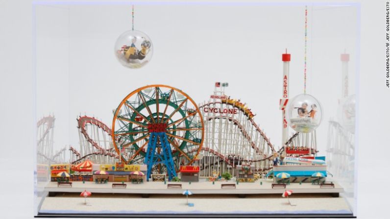 "Coney Island" - Matsui actualmente reside en Nueva York y ha recreado varios monumentos históricos estadounidenses, como el parque de diversiones en Coney Island.