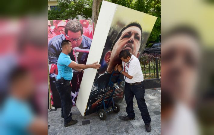 CNNE 245667 - 2asi-2retiraron-fotos-chavez-maduro-asamblea-nacional-hemilcilio-venezuela-cnnespanol