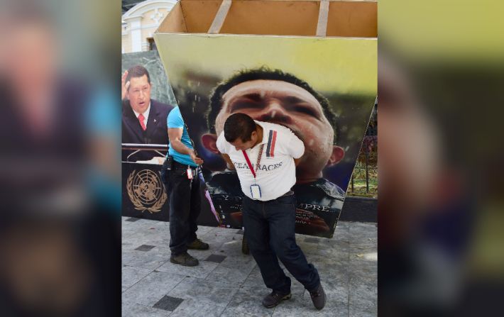 Durante años, imágenes gigantes de Chávez colgaron en las paredes del recinto de la Asamblea Nacional de Venezuela.