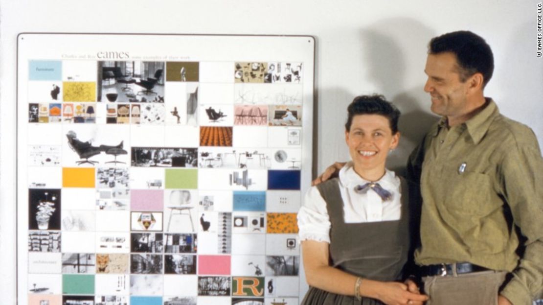 Charles y Ray Eames con un panel de obras de 'Eames Office' creadas para el Instituto Estadounidense de Arquitectos, 1957.