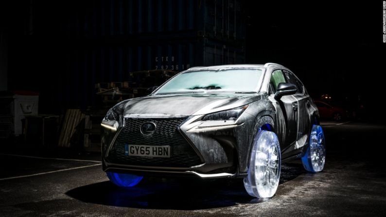 Con la ayuda de escultores de hielo profesionales, Lexus equipó a este crossover NX con llantas hechas de hielo, y lo envió a transitar por una calle en Londres. El auto fue congelado durante cinco días a -30°C antes de que las nuevas llantas fueran instaladas.