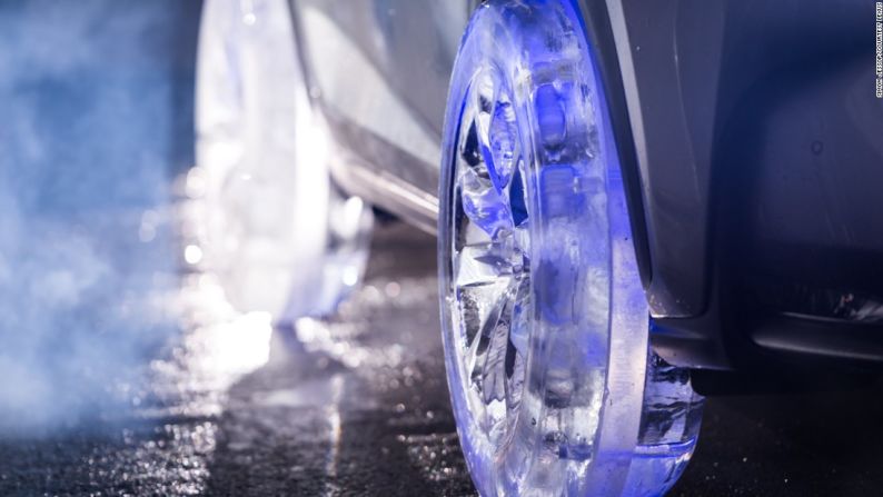 Luces LED fueron instaladas dentro de las llantas de hielo talladas a mano para añadirle un toque elegante. Partes acrílicas fueron agregadas entre las capas de hielo para asegurarse de que las llantas pudieran soportar el peso del auto.