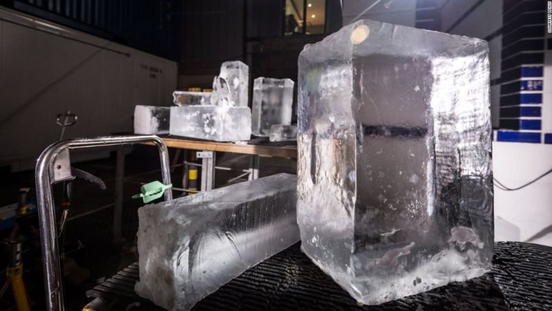 Estos bloques cristalinos de hielo que fueron utilizados para las llantas se obtienen al congelar agua suavizada tomada de una fuente en movimiento.