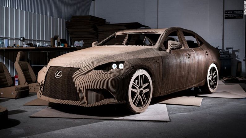 Un crossover con llantas de hielo, esta no es la primera vez que Lexus ha experimentado con distintos materiales. En octubre, el fabricante de autos exhibió una réplica en tamaño real de su sedán IS, hecho de 1.700 hojas de cartón cortadas con láser.