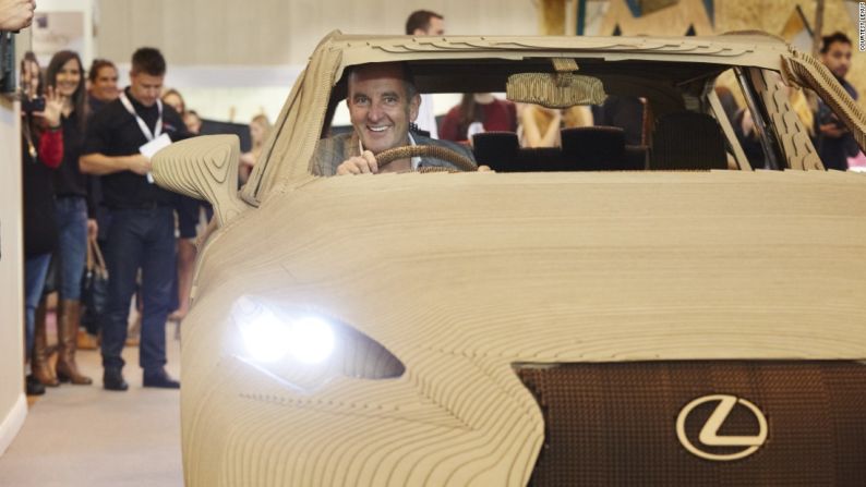 El gurú del diseño Kevin McCloud prueba el máximo auto de cartón, una réplica fiel de un Lexus IS. Al estar equipado con un motor electrónico, el sedán de cartón en realidad podría ser conducido.