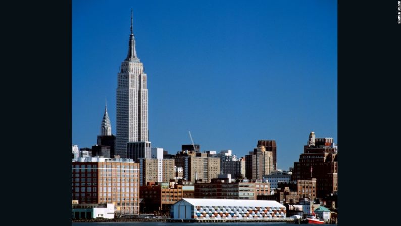 Nomadic Museum, Pier 54, Nueva York, 2004-2005 – Este es un museo temporal que alberga una exposición de las obras fotográficas a gran escala del artista Gregory Colbert en 2005. Construido a partir de contenedores de envíos de alquiler local y tubos de papel reciclado, el museo fue reensamblado en Santa Mónica, California (2005-2006), y más adelante en Tokio (2007).