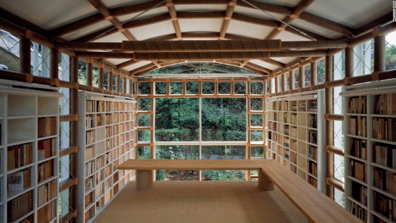 Library of a Poet, Zushi, Kanagawa, Japón, 1990-1991 – Esta biblioteca fue construida como anexo a una casa que Ban había ampliado anteriormente. El propietario pensó que una construcción de papel sería ideal para su colección de libros que va del piso al techo.