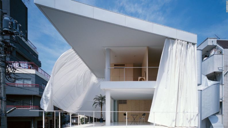 Curtain Wall House, Itabashi, Tokio, Japón, 1994-1995 – Una cortina transforma, de abierta a cerrada, una esquina transparente de esta casa. "El objetivo de la casa es que sea un reflejo del estilo de vida del propietario. Está abierta al exterior y utiliza materiales contemporáneos en nuevas interpretaciones de los tradicionales estilos japoneses", dice su descripción.