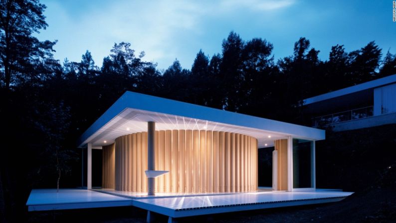 Paper House, lago Yamanashi, Japón, 1994-1995 – Este fue el primer proyecto en el que tubos de papel fueron autorizados para su uso como base estructural en un edificio permanente. Ban autofinanció las primeras estructuras de papel como prueba de su viabilidad.