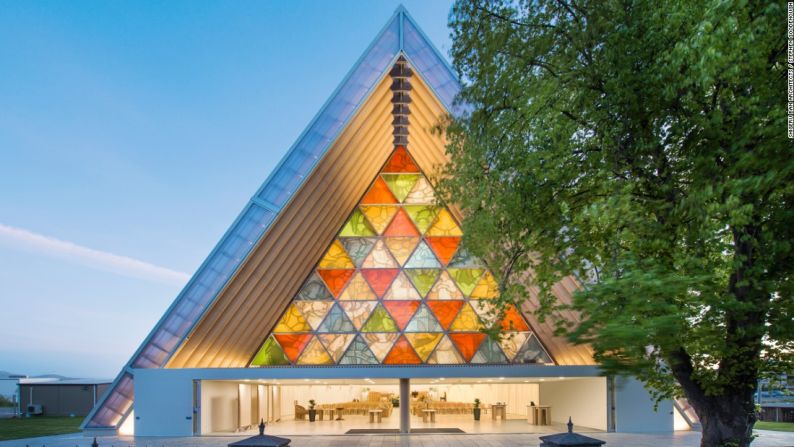 Catedral de Cartón, Christchurch, Nueva Zelanda, 2013 – El terremoto de 2011 en Christchurch le causó serios daños a la catedral, un símbolo perdurable de la ciudad. Ban creó este santuario temporal utilizando contenedores de envíos y grandes tubos de papel. Posteriormente, se ha convertido en un monumento por derecho propio.