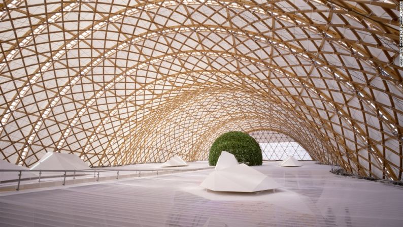 El artista japonés Shigeru Ban diseña –a partir de materiales reciclados– elegantes casas para refugiados y sobrevivientes de desastres naturales. Además, también diseña impresionantes monumentos culturales y corporativos. Descubre una colección de sus mejores diseños.